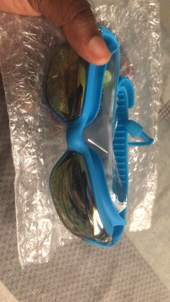 Swimming goggles