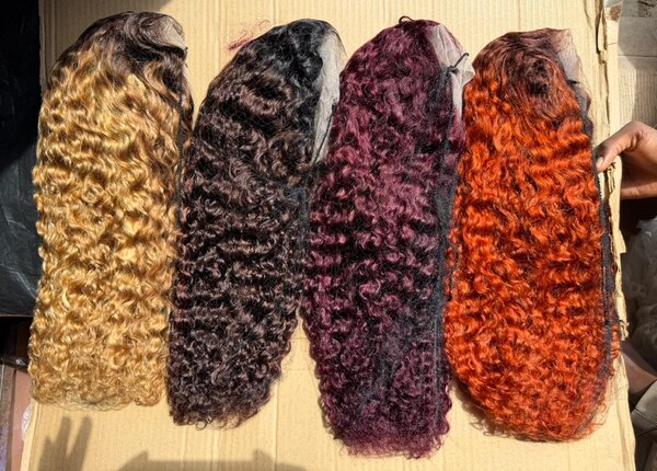 Perruques bouclées colorées