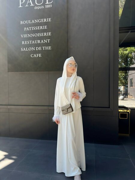 Платье с перьями и капюшоном в комплекте