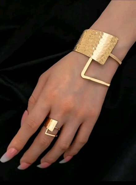 Bracelets et bagues en or chic