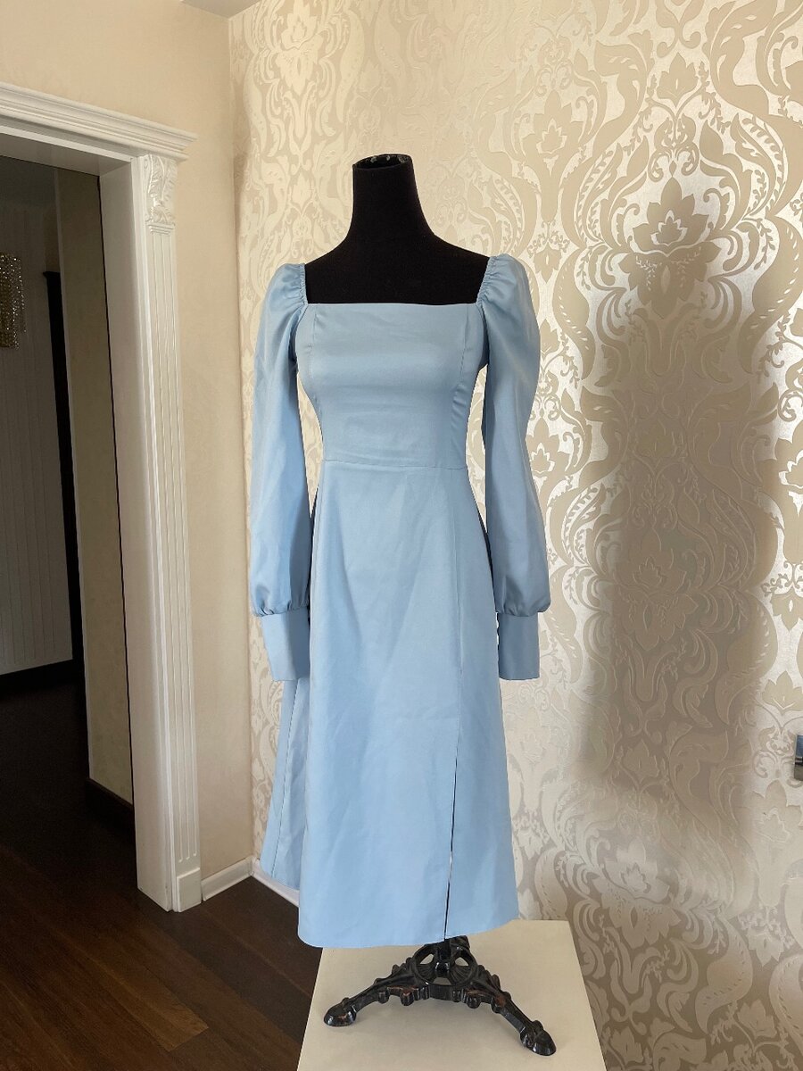 Платье небесно-голубого цвета