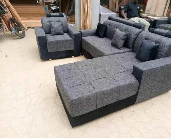 Canapé d'angle gris avec ottomane