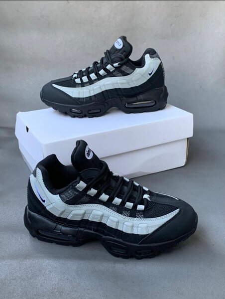 Nike Air Max 95 noir et blanc