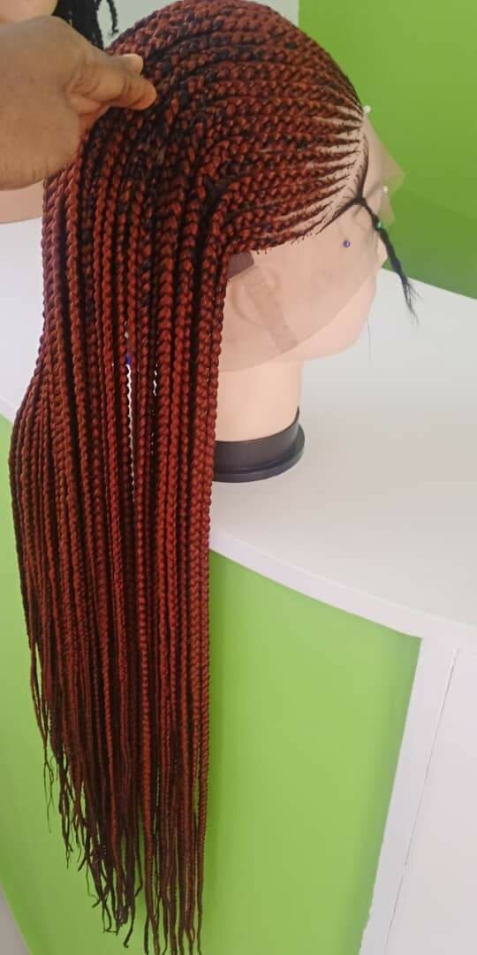 Perruque tressée en dentelle rouge