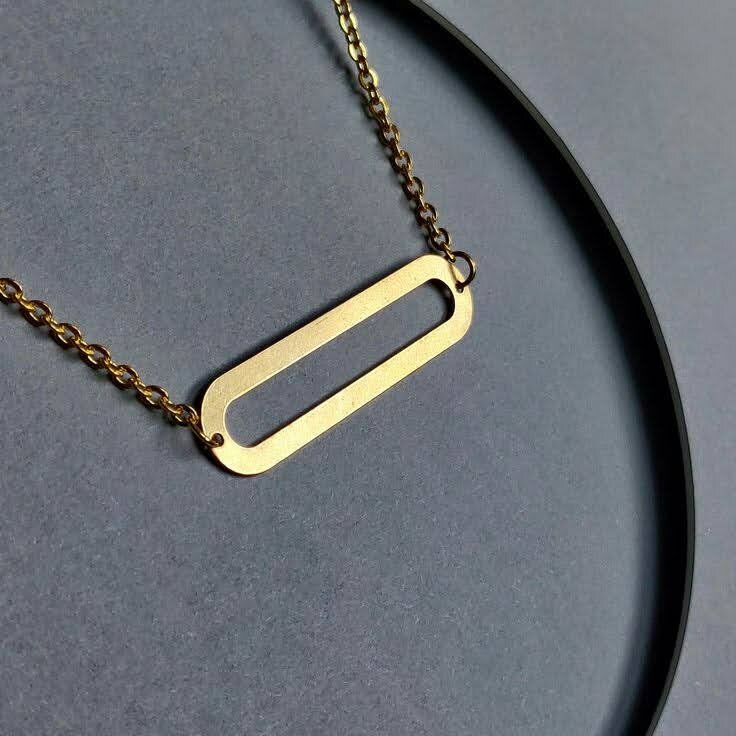 Collier en plaqué or avec pendentif rectangulaire