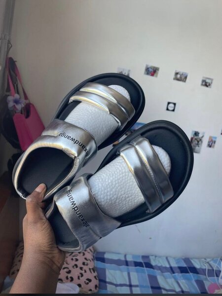 Sandales argentées élégantes