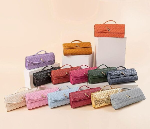 Pochette tressée en cuir élégante