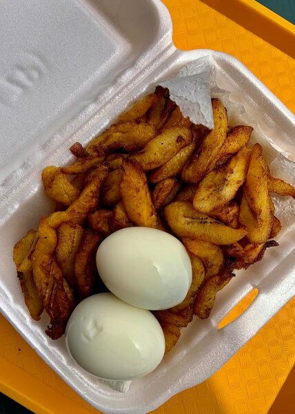 Plat d'Aloco et Oeufs