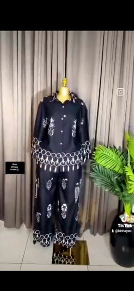 Pyjama élégant à motifs noirs