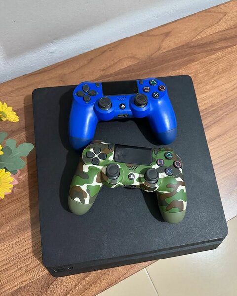 PS4 SLIM 500GB 2 CONTROLLER