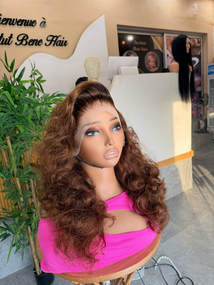 Perruque synthétique marron frisée