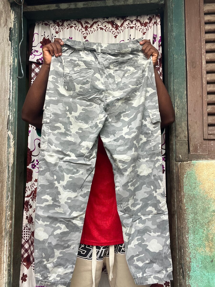 Pantalon cargo camouflage gris