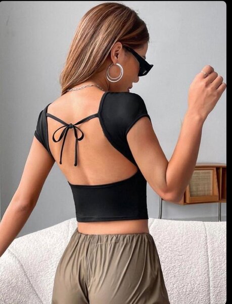 Haut noir à dos ouvert