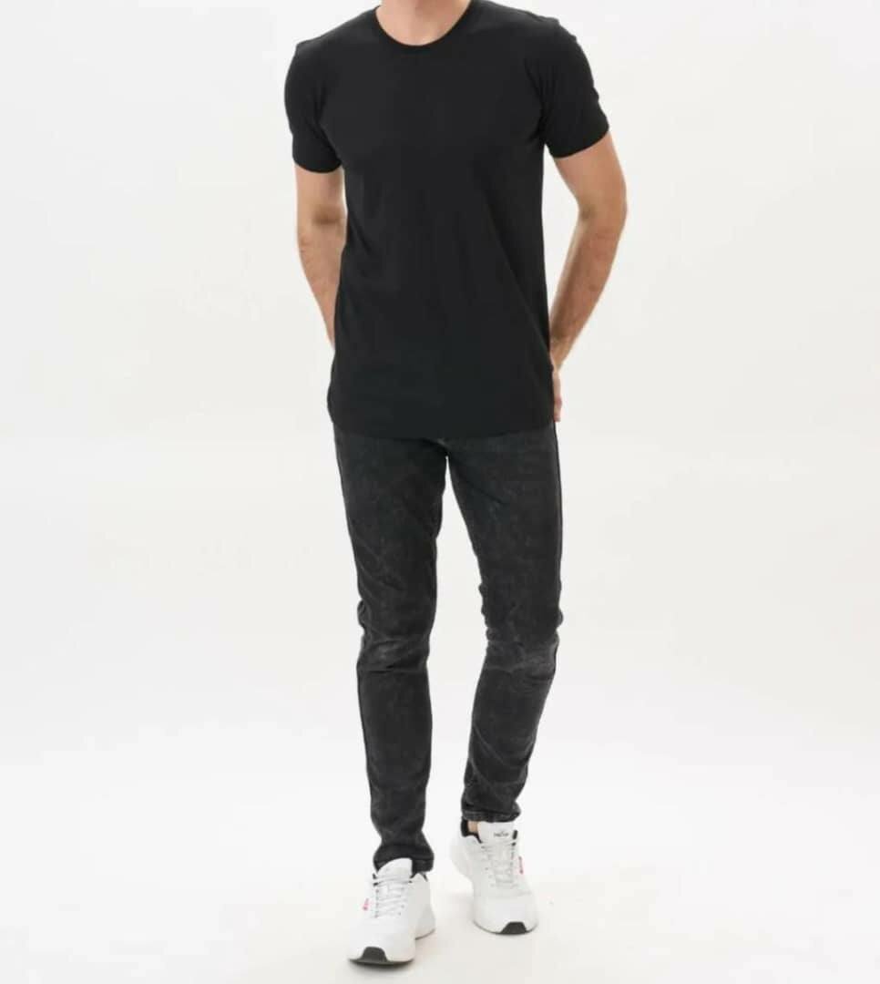 Футболки черные и белые