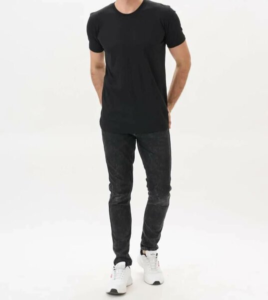 Футболки черные и белые