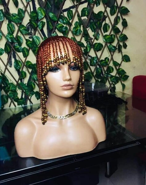 Perruque tressée perles élégante