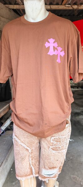 T-shirt marron croix rose