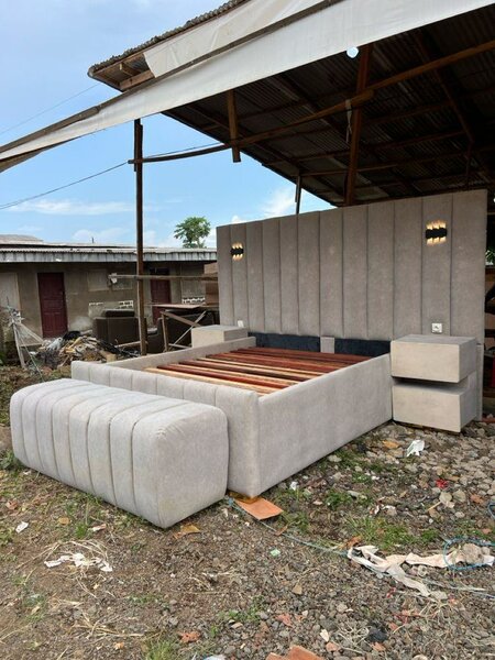 Lit moderne avec tête de lit et chevets