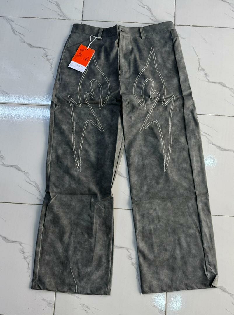 Jean droit ample avec motifs brodés