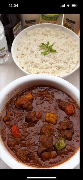 Plat de Riz et Sauce Épicée