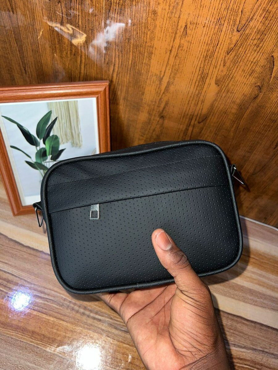 Sacoche en cuir noir élégante