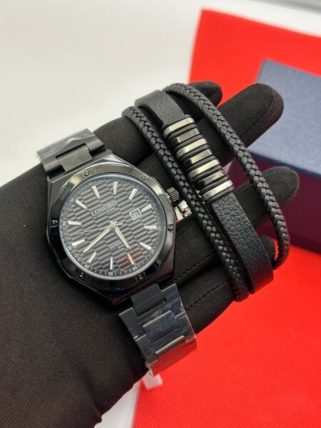 Montre élégante et bracelet cuir