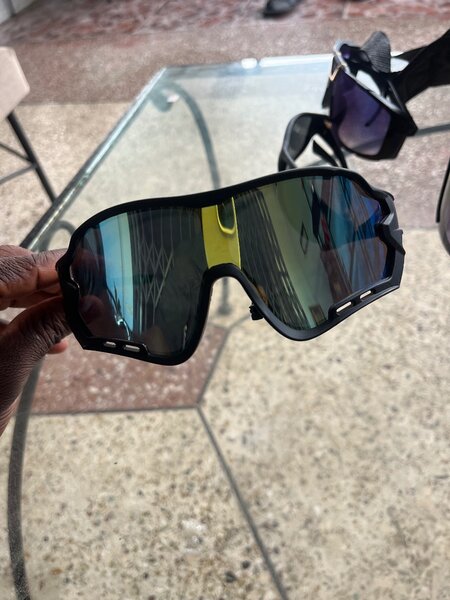 Lunettes de soleil sport noires