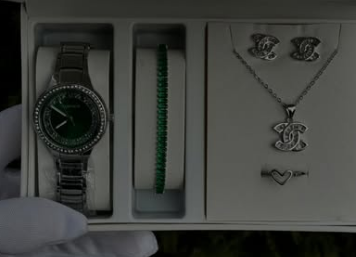 Комплект с наручными часами для женщин