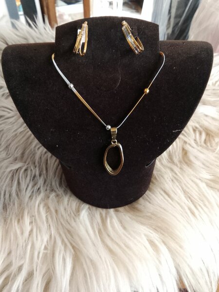 Ensemble collier et boucles d'oreilles en or