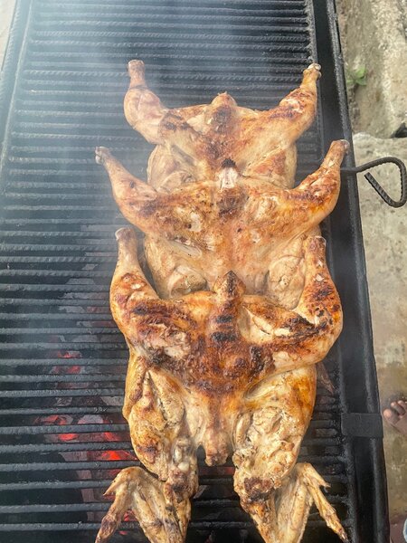 2 poulets africains flambés