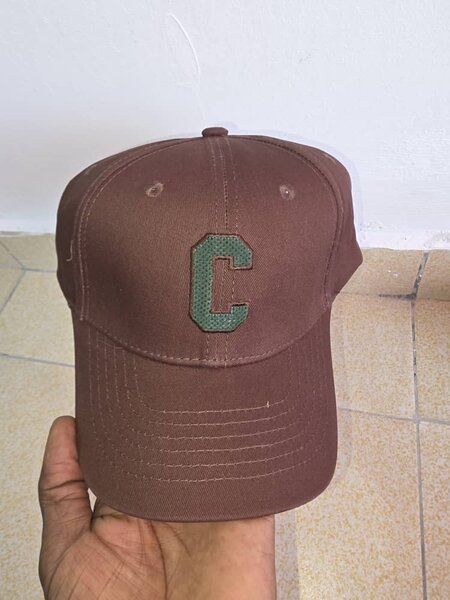 Casquette marron avec C brodé