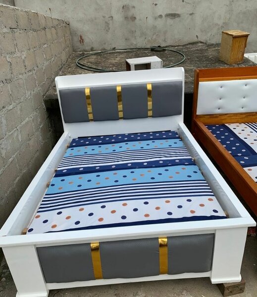 Lit moderne simple avec matelas