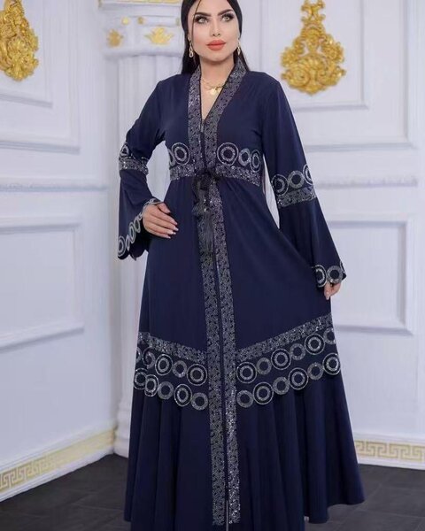 Abaya longue bleu marine avec détails argentés