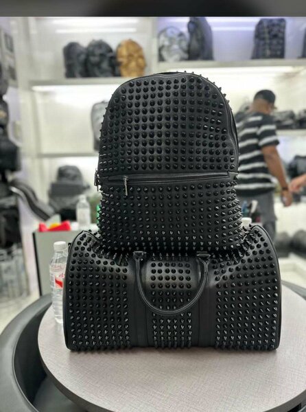 Sac à dos et sac à main cloutés