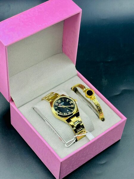 Montre luxe dorée avec bracelet