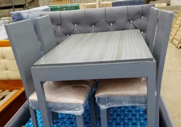 Ensemble table et chaises élégantes