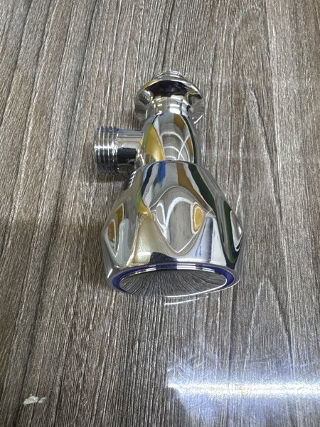 Vanne à angle chromée durable