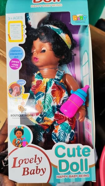 Jouet Afro-Américain 12 pouces pour enfants. Poupée fille noire, amusant avec vêtement bébé, un biberon, douce, réaliste, à la mode.