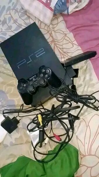 PS2 avec manette et câbles