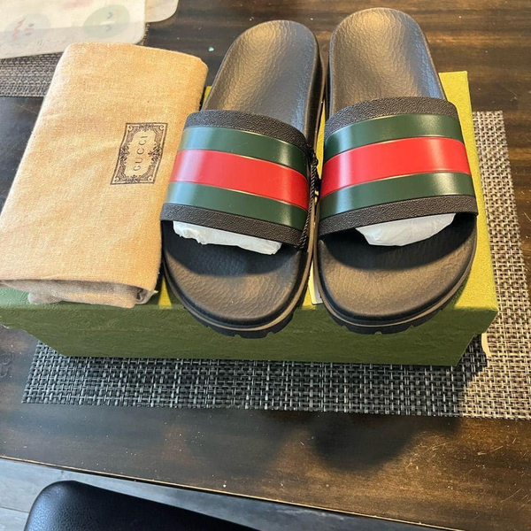 Claquettes noir vert rouge