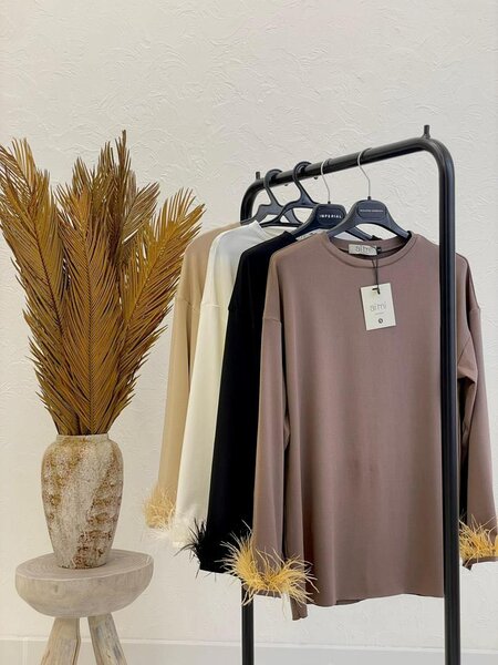 Кофта с перьями