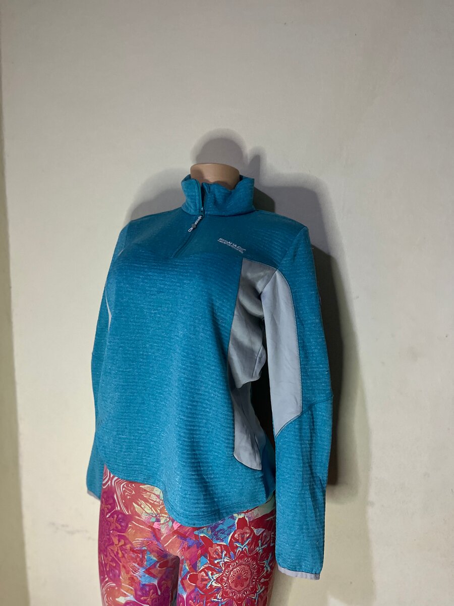 Lot de hauts de sport colorés