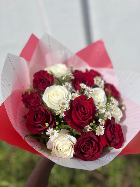 Bouquet de roses rouges et blanches