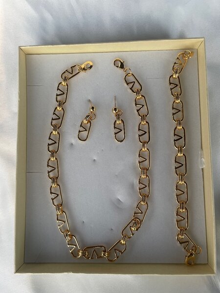 Necklace, bracelet and earring set