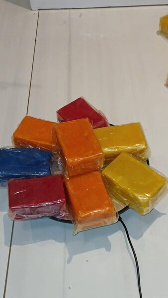 Savons artisanaux colorés