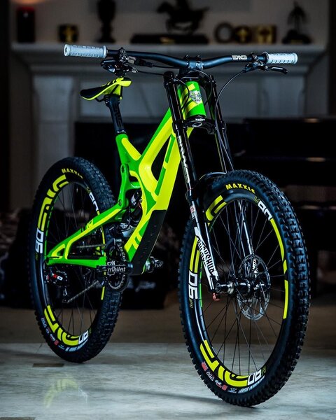 VTT tout suspendu vert fluo