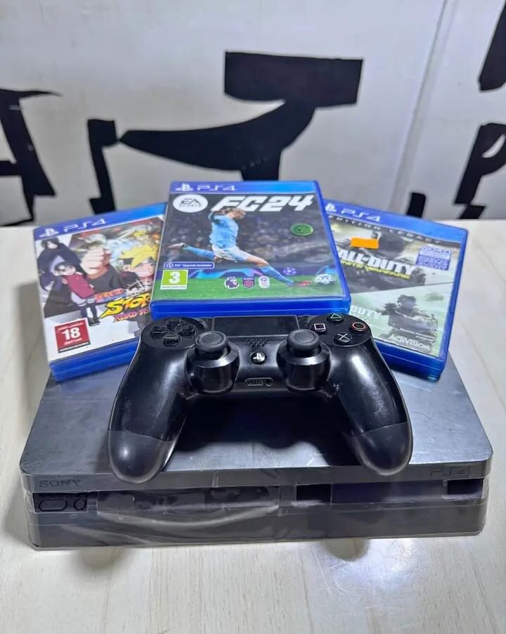 Console PS4 avec jeux vidéo et manette