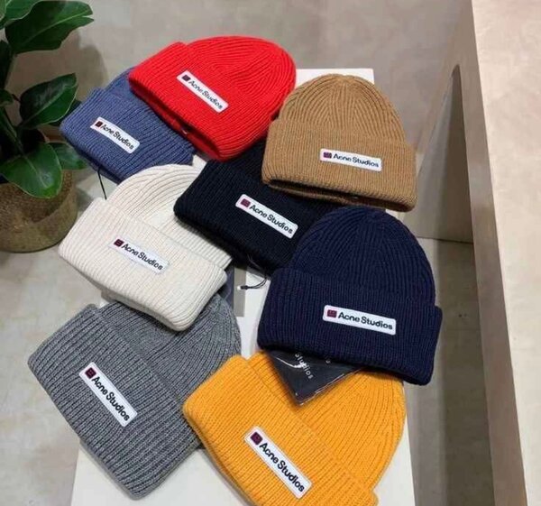 Bonnets en laine colorés