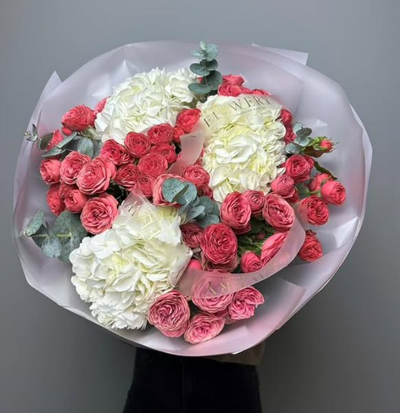 Эстетичный букет из гортензий и самых красивых спрей роз 😍