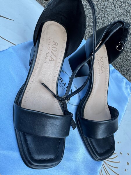 Продаю босоножки